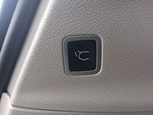 Used 2023 Chrysler Voyager LX image 14