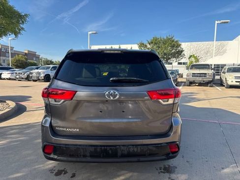 Used 2017 Toyota Highlander LE FWD image 6