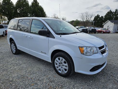 Used 2018 Dodge Grand Caravan SE image 8