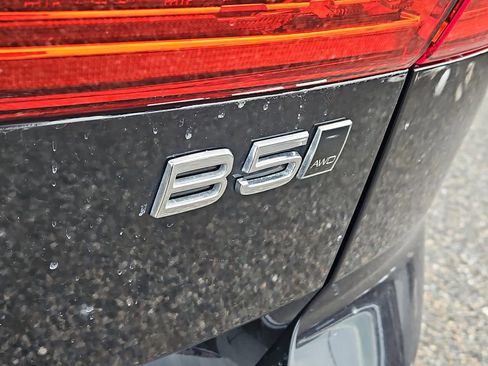 Used 2025 Volvo XC60 B5 Core image 12