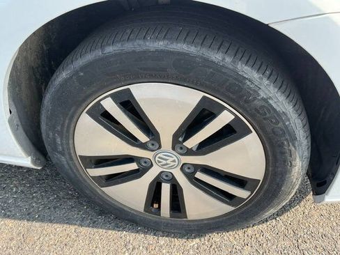 Used 2016 Volkswagen e-Golf SE FWD image 25