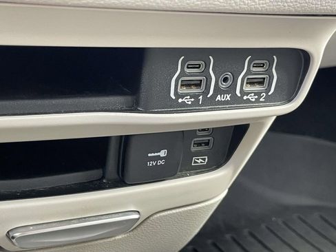 Used 2022 Chrysler Pacifica Touring-L image 29