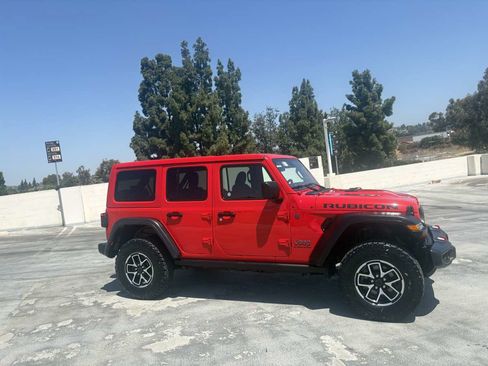 Used 2025 Jeep Wrangler Unlimited Rubicon w/ Convenience Group AWD/4WD image 43