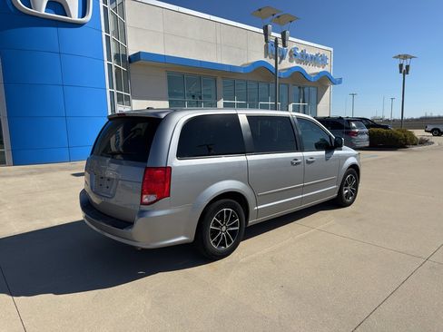 Used 2017 Dodge Grand Caravan SE image 5