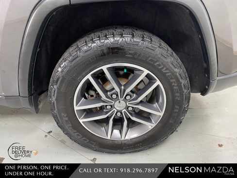 Used 2017 Jeep Grand Cherokee Limited w/ Luxury Group II image 12