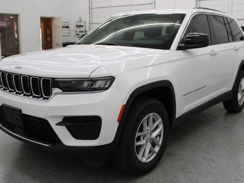 Used 2025 Jeep Grand Cherokee Laredo X image 3