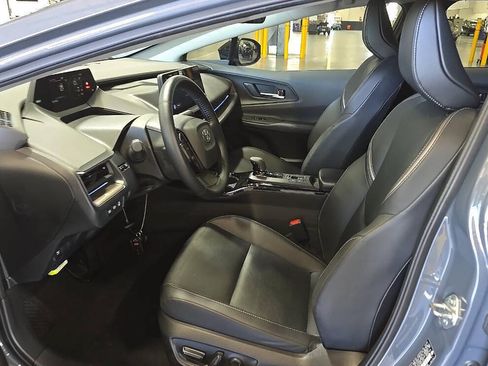 Used 2025 Toyota Prius XLE AWD/4WD image 9