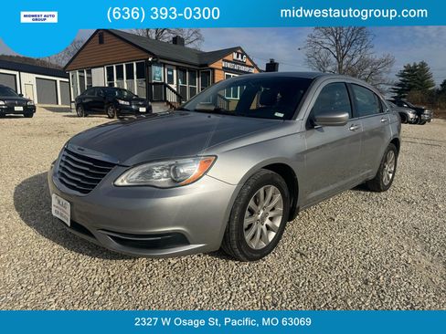 Used 2013 Chrysler 200 Touring FWD image 1