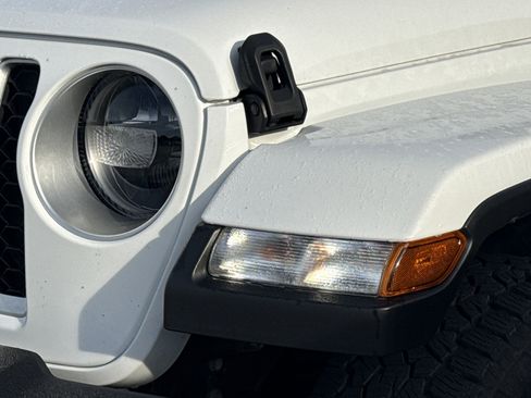 Used 2023 Jeep Gladiator Overland image 10