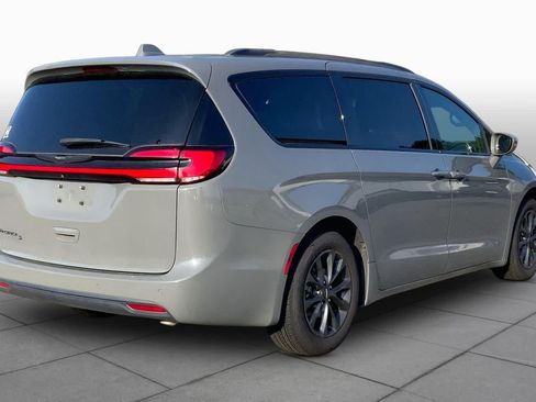 Used 2021 Chrysler Pacifica Touring-L w/ Uconnect Theater Family Group FWD image 12