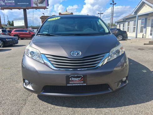 Used 2013 Toyota Sienna XLE w/ Entertainment Pkg FWD image 4