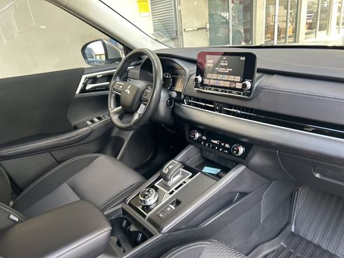 Used 2024 Mitsubishi Outlander ES image 19