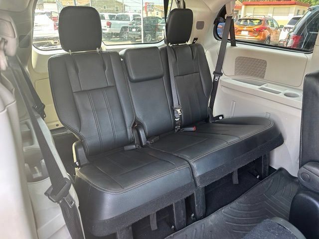 Used 2016 Chrysler Town & Country Touring FWD image 16