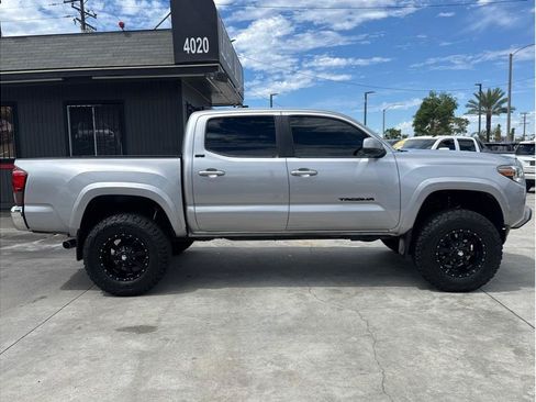Used 2018 Toyota Tacoma SR5 RWD image 9