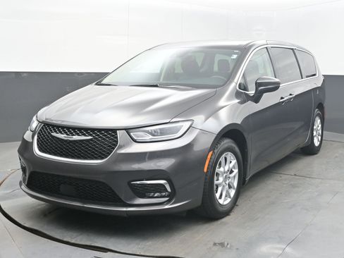 Used 2023 Chrysler Pacifica Touring-L image 3