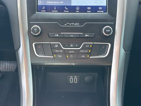 Used 2020 Ford Fusion SE image 12