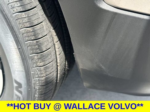 Used 2024 Volvo XC40 B5 Core AWD/4WD image 12