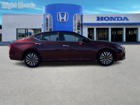 Used 2024 Nissan Altima 2.5 SV image 7