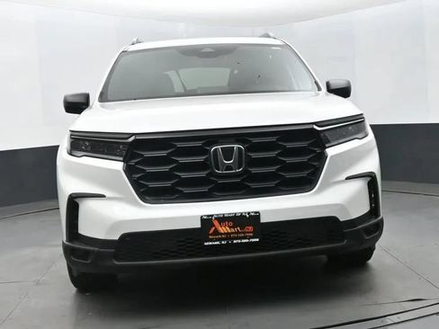 Used 2025 Honda Pilot Sport image 3