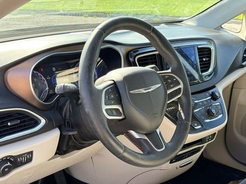 Used 2017 Chrysler Pacifica Touring-L Plus FWD image 15