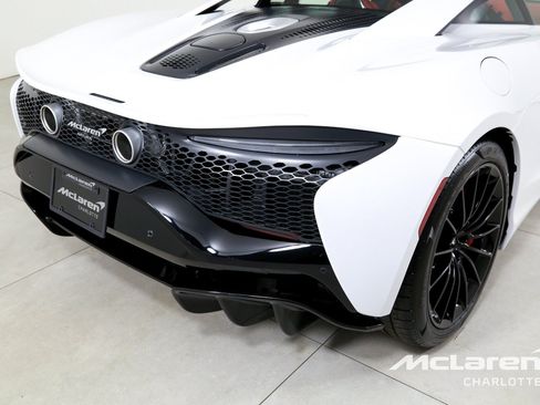 Used 2025 McLaren Artura RWD image 31