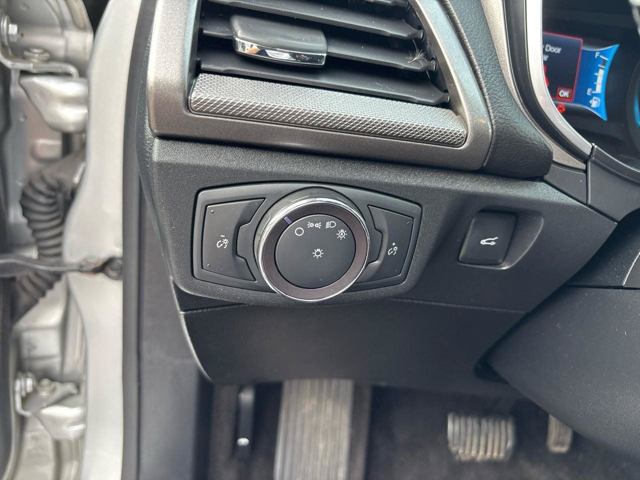 Used 2019 Ford Fusion SE FWD image 12
