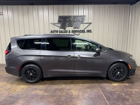 Used 2021 Chrysler Pacifica Touring-L FWD image 7