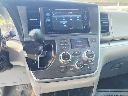 Used 2017 Toyota Sienna LE image 19