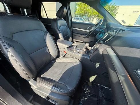 Used 2018 Ford Explorer XLT w/ Equipment Group 202A AWD/4WD image 17