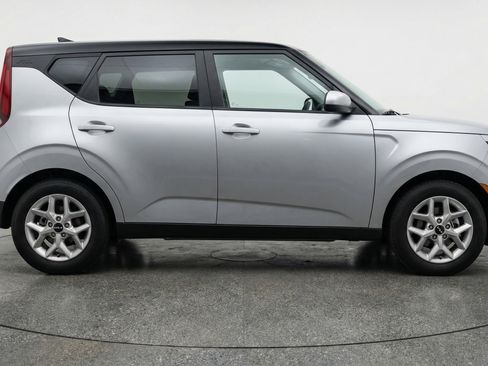 Used 2025 Kia Soul LX w/ LX Technology Package FWD image 11