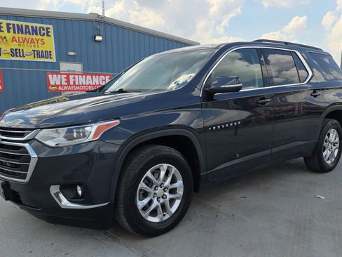 Used 2021 Chevrolet Traverse LT image 2