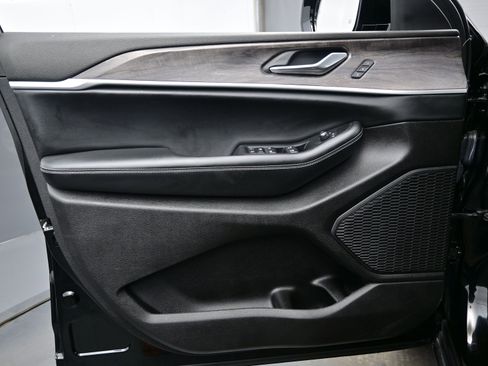 Used 2023 Jeep Grand Cherokee Limited image 9