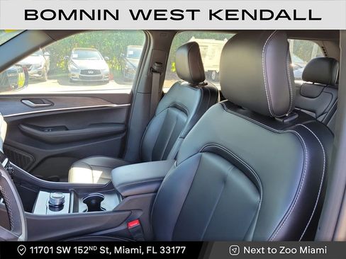 Used 2025 Jeep Grand Cherokee Limited w/ Black Appearance Package image 7