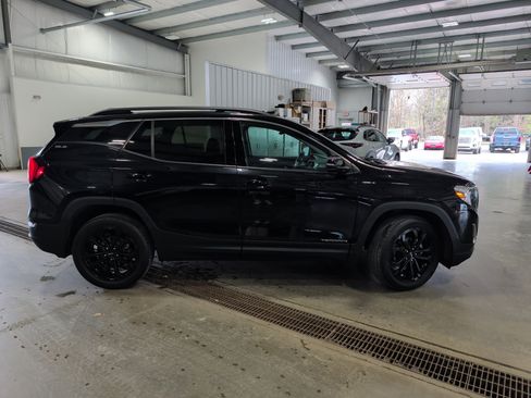 Used 2020 GMC Terrain SLE w/ Driver Convenience Package image 2