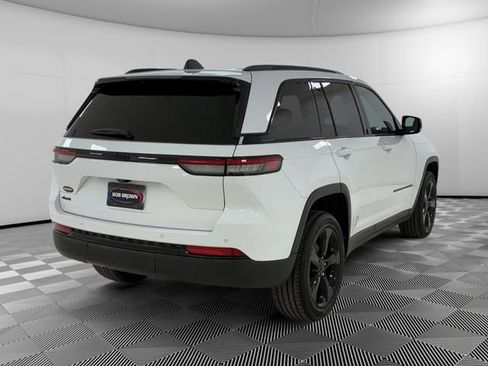 Used 2023 Jeep Grand Cherokee Altitude AWD/4WD image 5