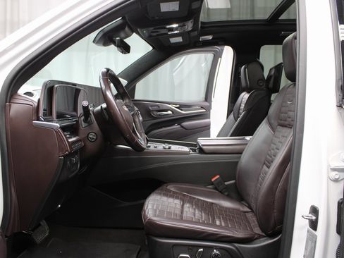 Used 2023 Cadillac Escalade Premium Luxury Platinum image 9