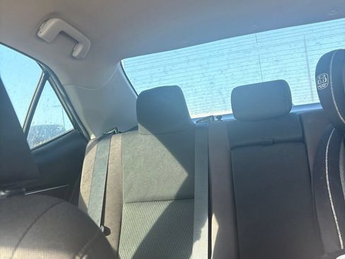 Used 2018 Toyota Corolla LE FWD image 15