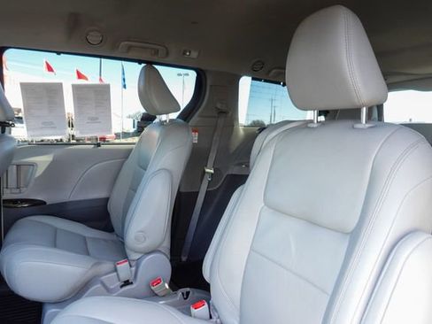Certified 2019 Toyota Sienna XLE image 30