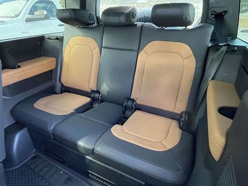 Used 2023 Land Rover Defender 130 X-Dynamic SE image 12