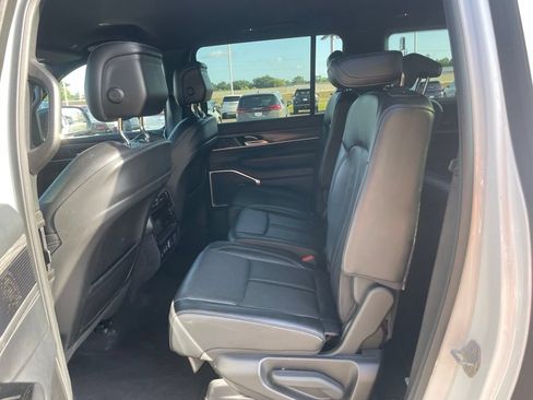 Used 2024 Jeep Wagoneer L Series II w/ Flexible Seating Group RWD image 12