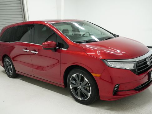 Used 2023 Honda Odyssey Elite image 3