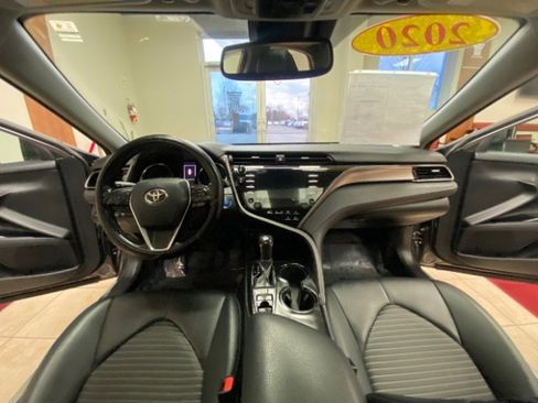 Used 2020 Toyota Camry SE w/ Sunroof Package image 22
