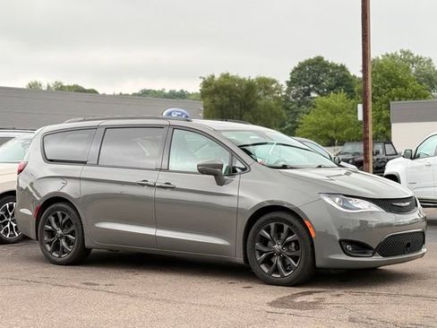 Used 2020 Chrysler Pacifica Limited FWD image 35
