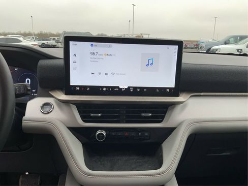 Used 2025 Ford Explorer Active w/ Active Comfort Package image 16