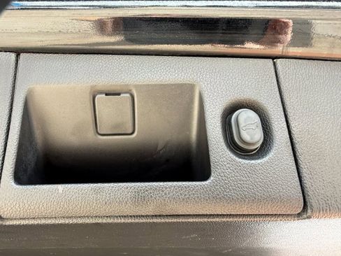 Used 2018 Cadillac Escalade ESV Premium Luxury AWD/4WD image 22