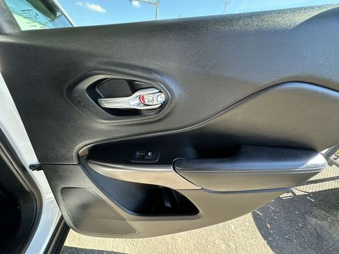 Used 2019 Jeep Cherokee Limited image 30