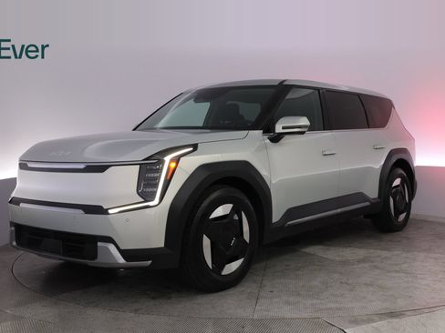 Used 2024 Kia EV9 Light Long Range RWD image 2