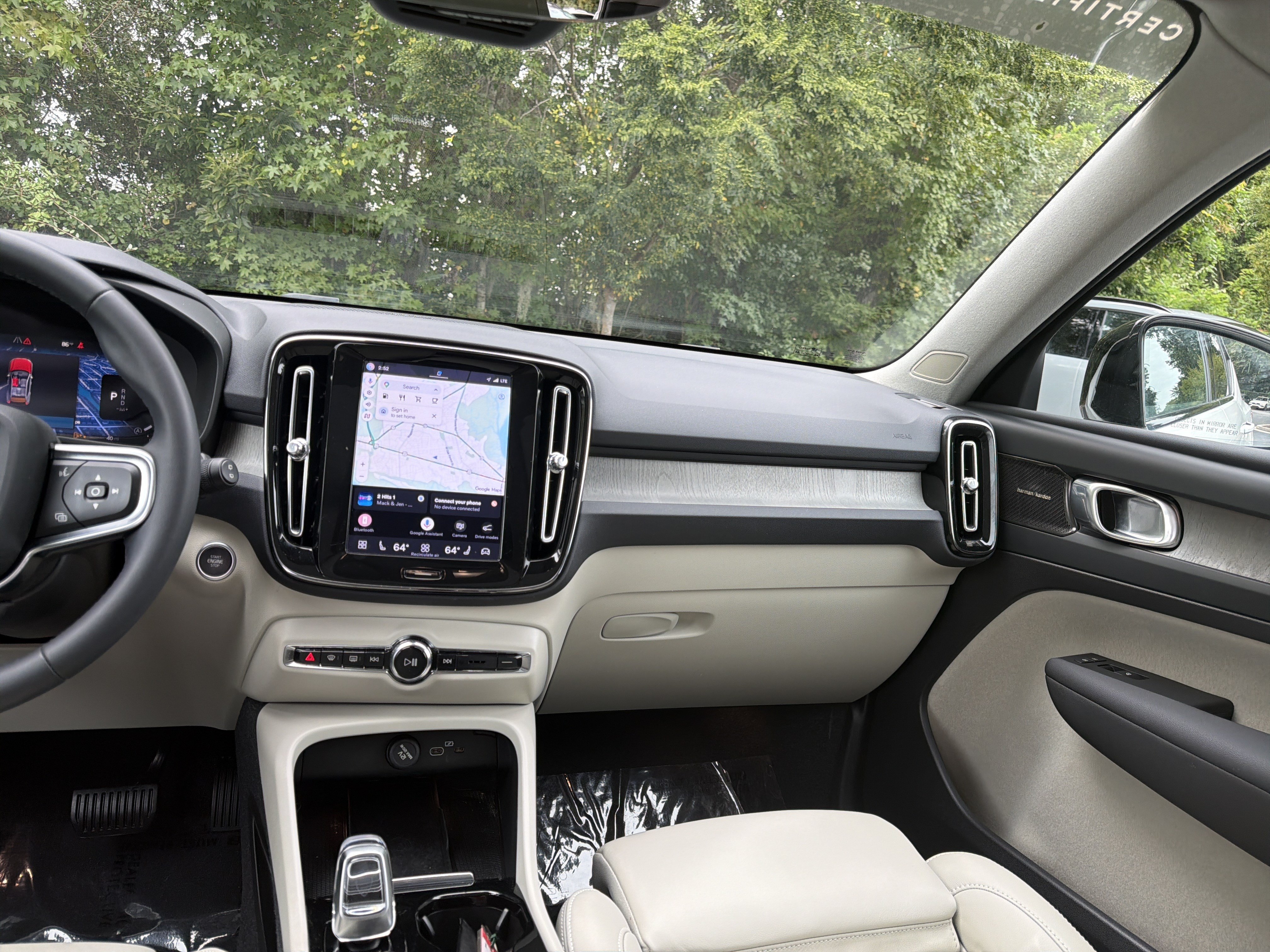 Certified 2024 Volvo XC40 B5 Plus AWD/4WD image 31