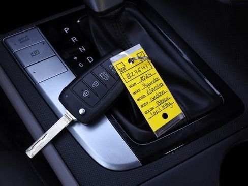 Used 2024 Hyundai Elantra SE image 12