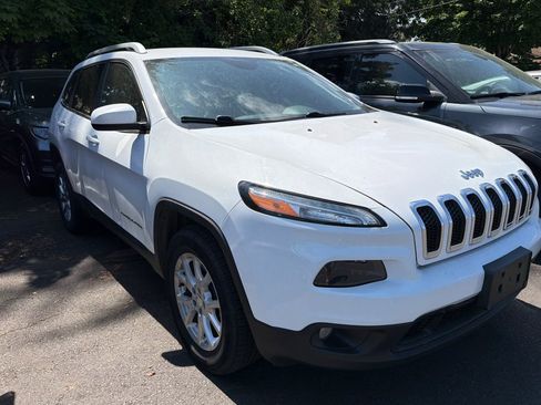 Used 2018 Jeep Cherokee Latitude Plus AWD/4WD image 2